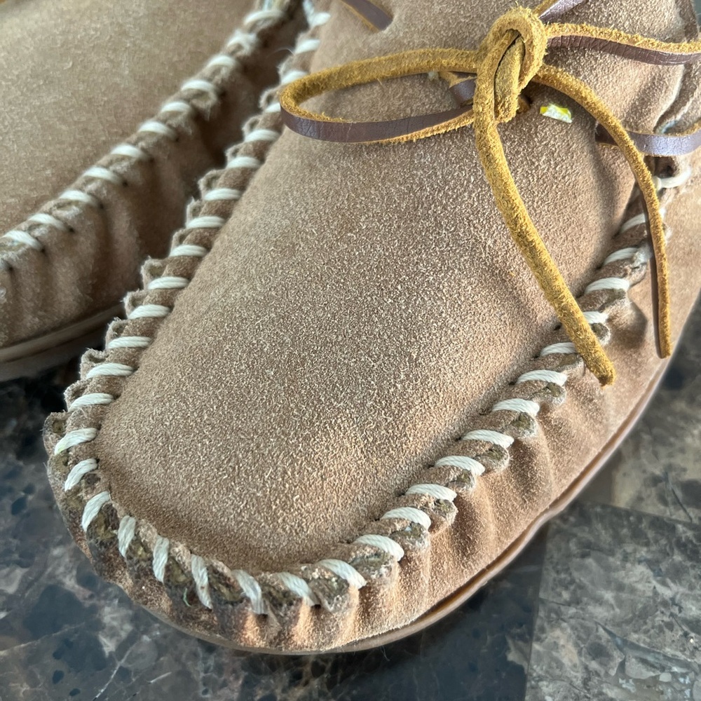 Minnetonka Men’s Size 12 Tan Suede Moccasins Hardsole Indoor Outdoor Shoes - Picture 7 of 12
